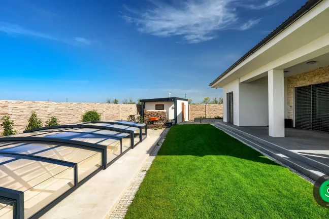 Záhrada rodinného priestoru s gardeon záhradným domčekom