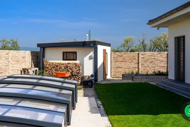 Gardeon záhradný domček vedľa rodinného domčeku