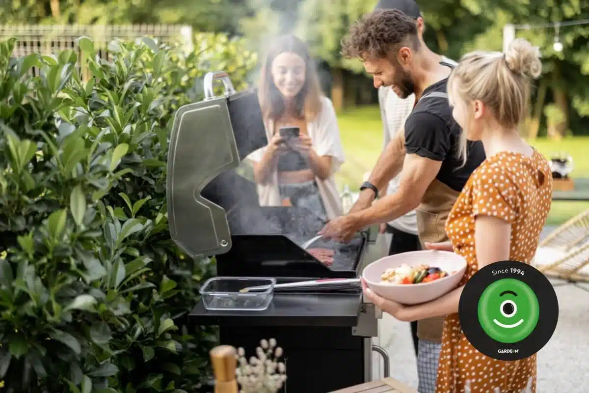 Priatelia sa zabávajú a spoločne grilujú pripravené špeciality.