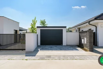 garáž s bielou omietkou