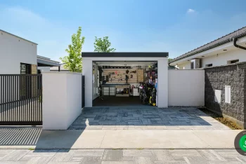 garáž s bielou omietkou a kutilským pultom