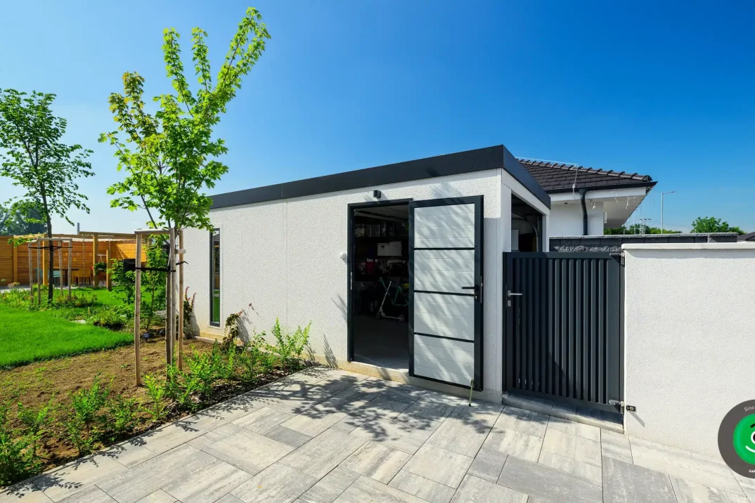 bočné dvere na bielej garáži