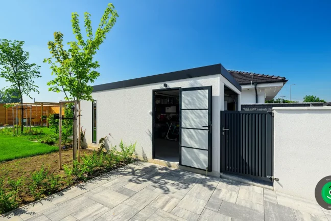 bočné dvere na bielej garáži