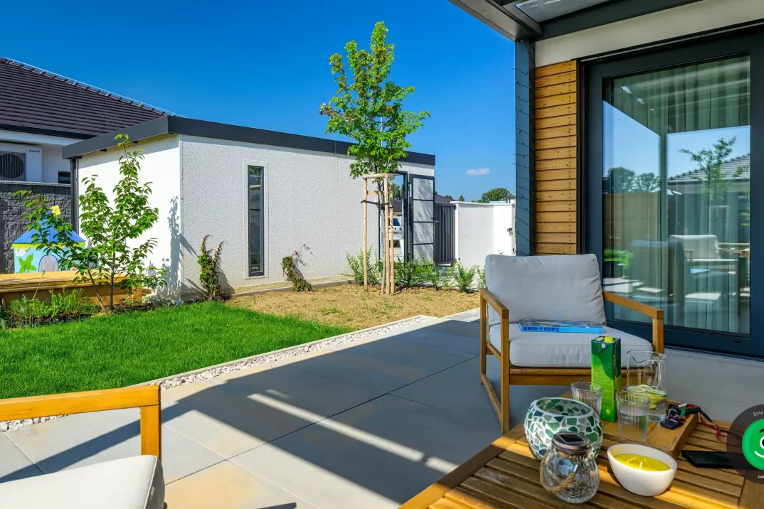 biela garáž pri zelenej záhrade