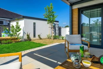 biela garáž pri zelenej záhrade