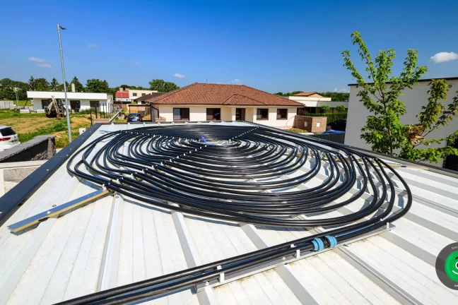 strecha bielej garáže