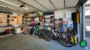 vnútro garáže s úložným prietorom