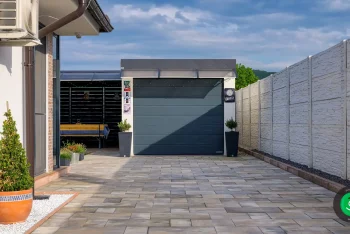 malá garáž so sekcionálnou bránou