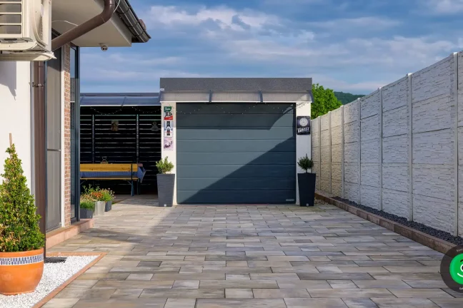 malá garáž so sekcionálnou bránou