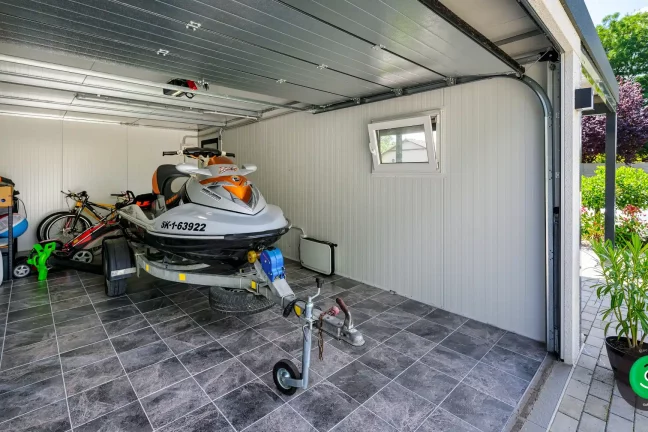 vnútro garáže slúžiace na odkladanie sezónnych veci