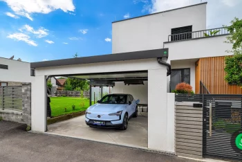 garažová brána osadená k prístrešku pre auto