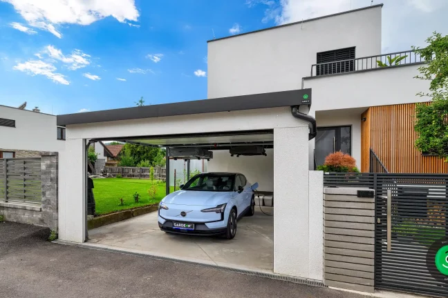 garažová brána osadená k prístrešku pre auto