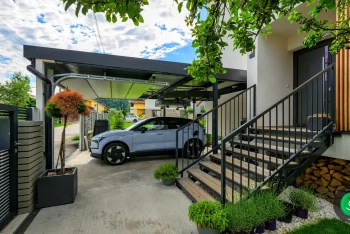 prístrešok pre jedno auto so sekcionálnou bránou