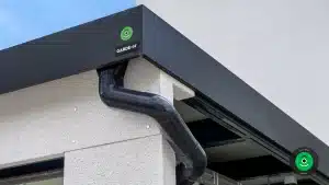 detail na atiku pr&iacute;stre&scaron;ku s gar&aacute;žovou br&aacute;nou