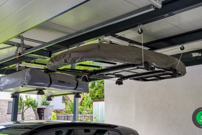 detail na garážovú bránu osadenú na prístrešok