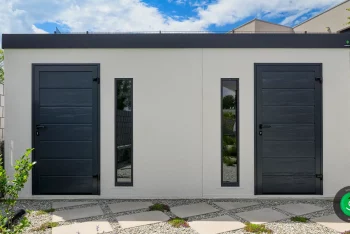 dvere a svetlíky osadené do záhradného domčeka