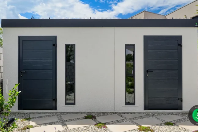 dvere a svetlíky osadené do záhradného domčeka