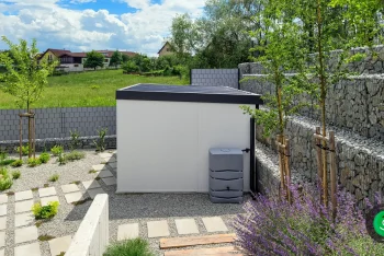 bočný pohľad na biely záhradný domček