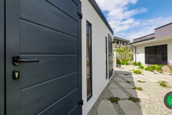 detailná fotka na dvere záhradného domčeka