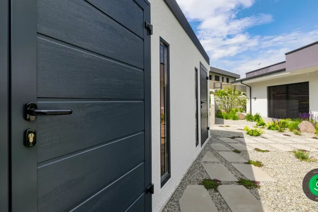 detailná fotka na dvere záhradného domčeka