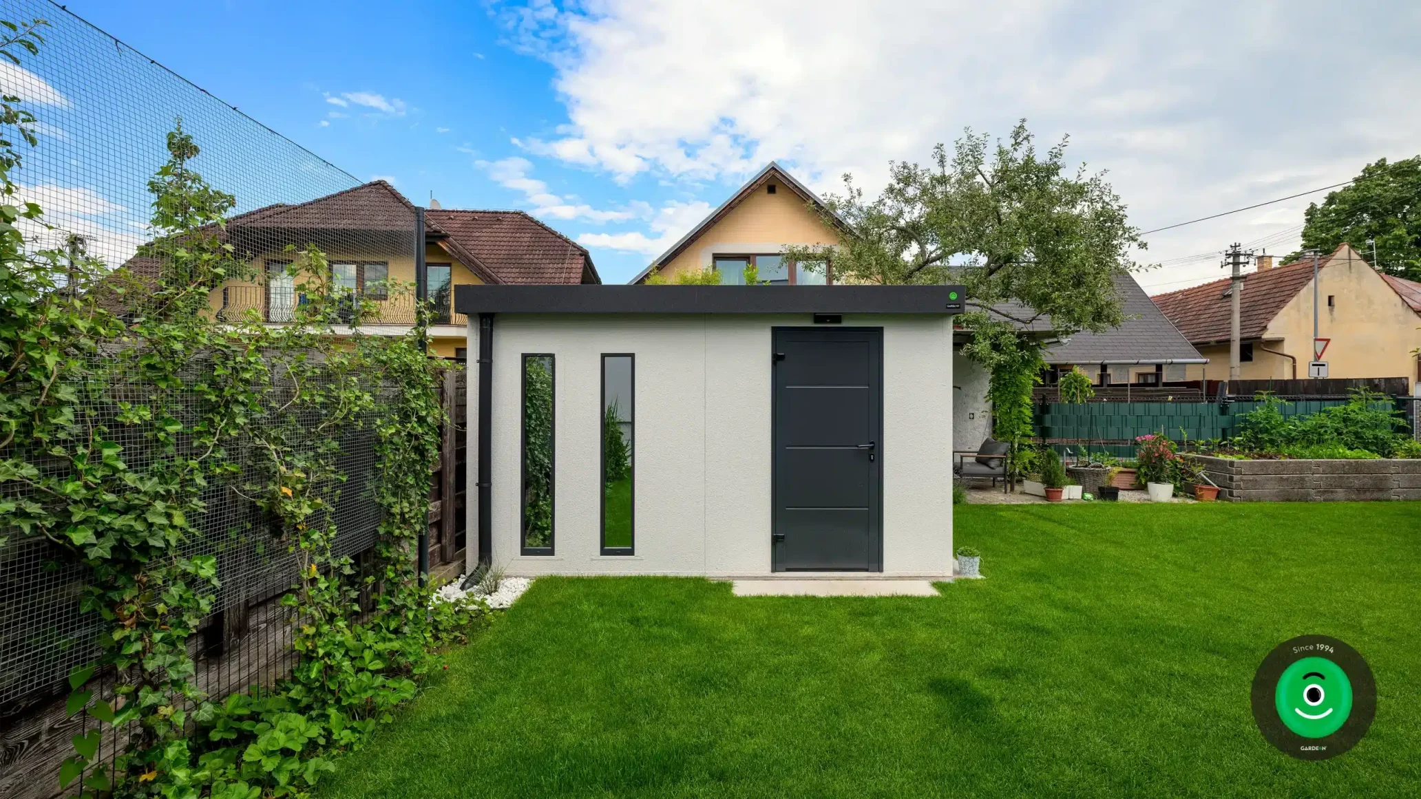 záhradný domček na kraji zelenej záhrady