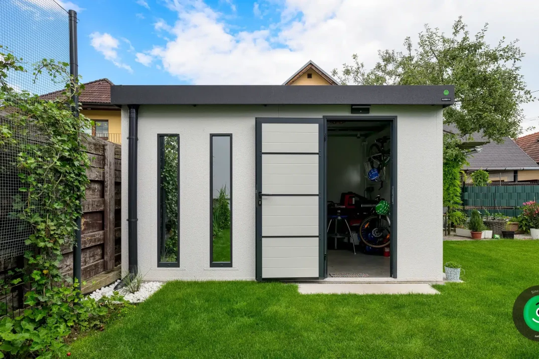 otvorené dvere od záhradného domčeka