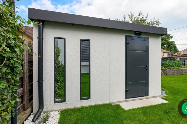 biely záhradný domček s dverami a dvoma svetlíkmi