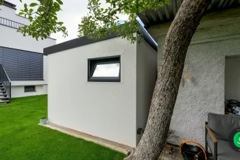 okno na bočnej stene záhradného domčeka