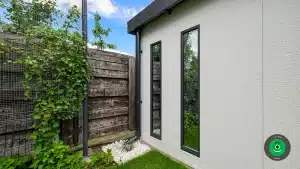 dva svetlíky na bočnej strane záhradného domčeka