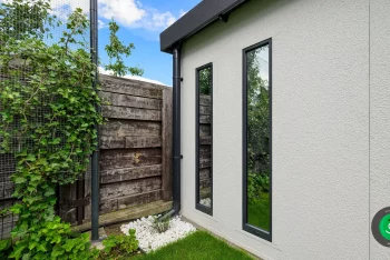 dva svetlíky na bočnej strane záhradného domčeka