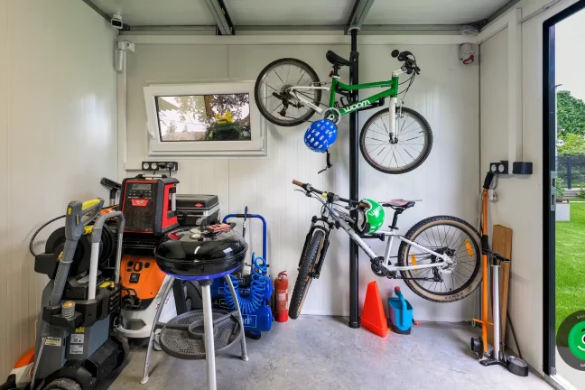 vnútro záhradného domčeka s odloženými sezonnými vecami