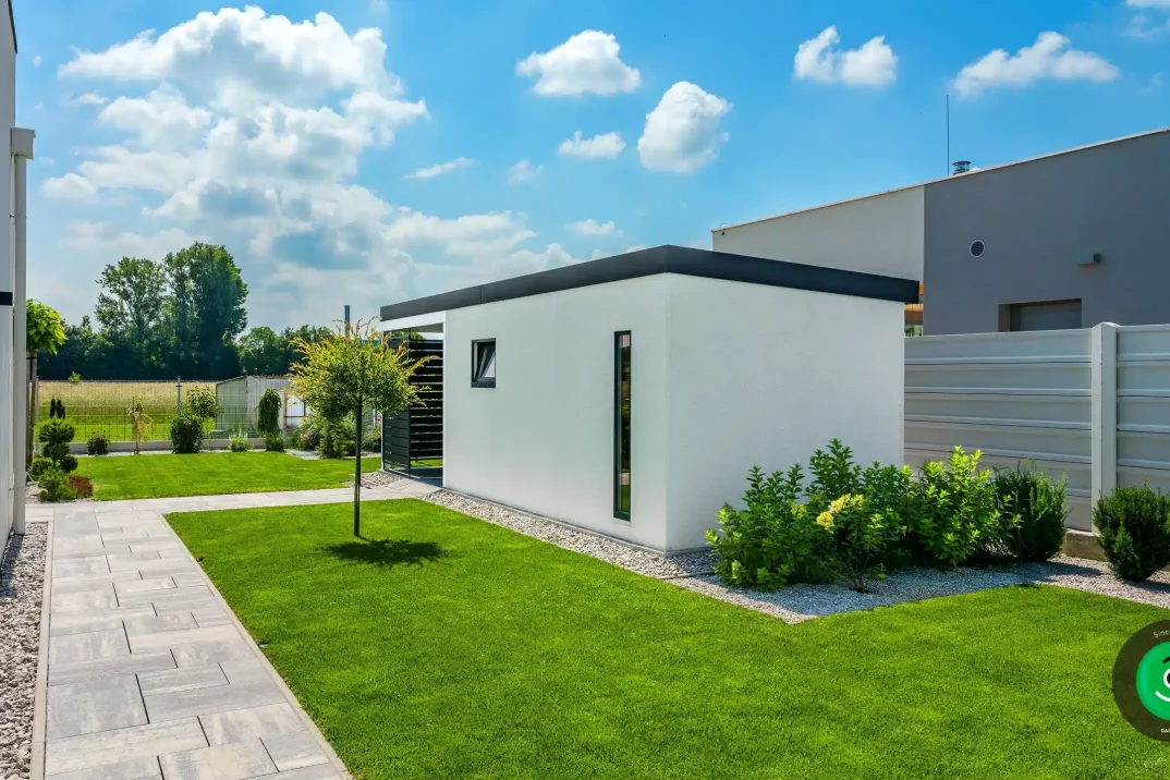 zelená záhrada s bielym záhradným domčekom