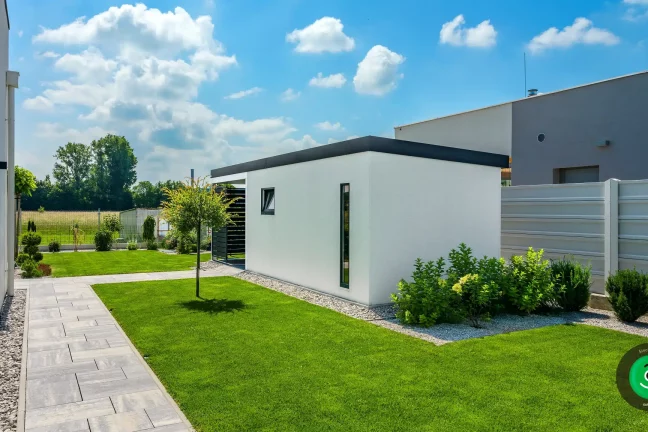 zelená záhrada s bielym záhradným domčekom