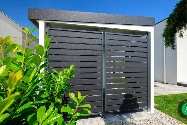 tmavá kovová výplň na prístrešku záhradného domčeka