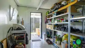 interiér záhradného domčeka s úložným priestorom