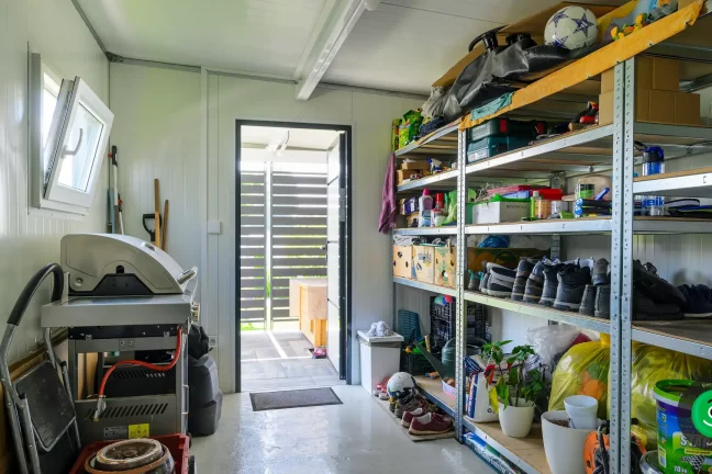 interiér záhradného domčeka s úložným priestorom