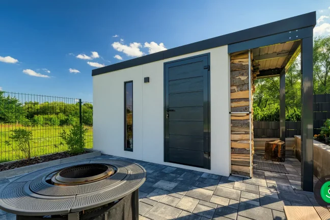 záhradný domček na podklade zo zámkovej dlážby