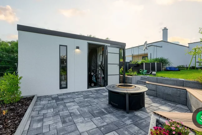 príjemné letné posedenie vedľa záhradného domčeka