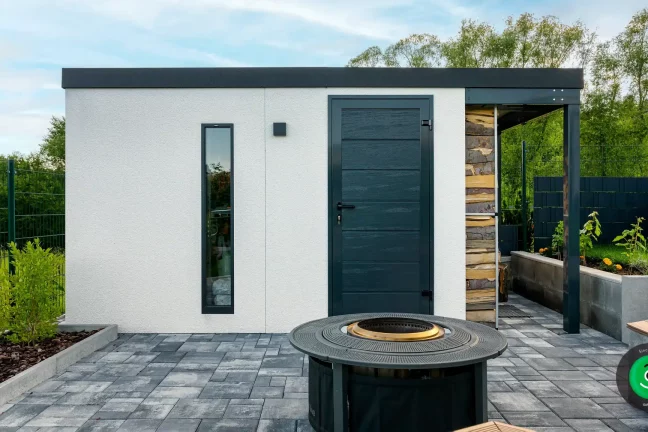 záhradný domček s tmavou atikou a bielou omietkou