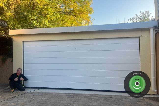 spokojný zákazník pred garážou so širokou bránou