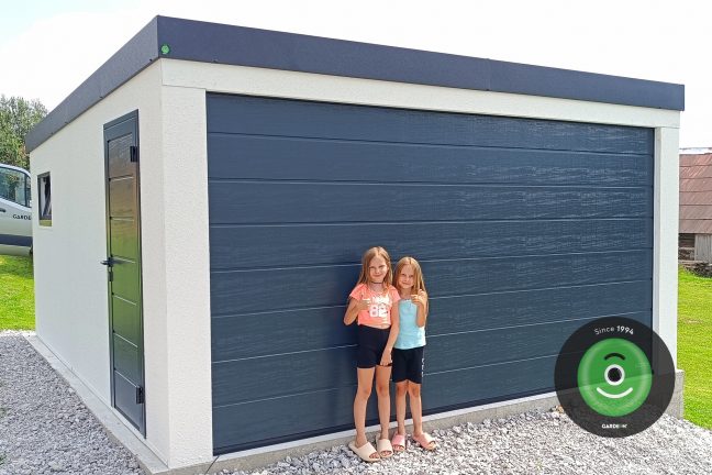 dve malé spokojné dievčatá pred garážou