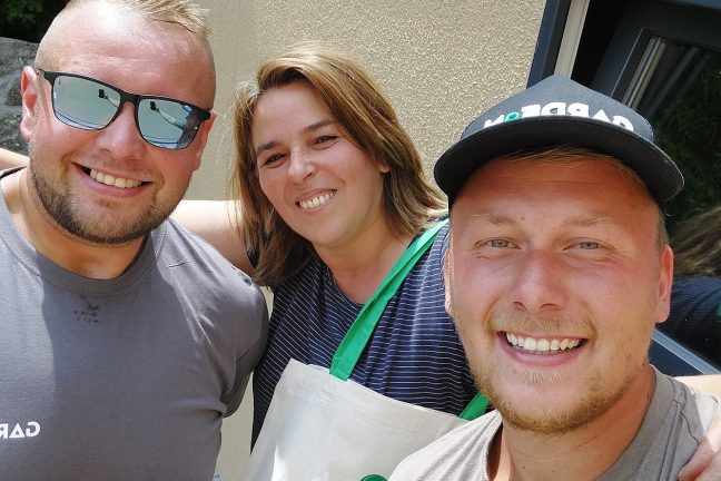 fotografia s vysmiatými spokojnými zákazníkmi