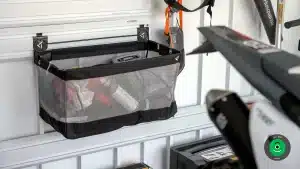 &uacute;ložn&yacute; syst&eacute;m zavesen&yacute; na stene stavby