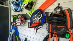 zavesen&eacute; prilby na z&aacute;vesn&yacute;ch syst&eacute;moch na stene stavby