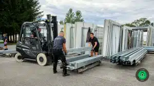 nakladanie materi&aacute;lu pomocou zdvižky