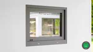 mal&eacute; okno na z&aacute;hradnom domčeku