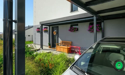 Kompaktný prístrešok s lavičkou, chrániaci vstup pred dažďom