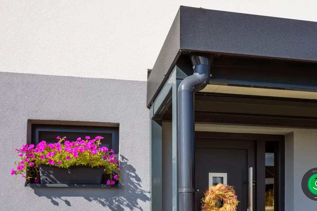 Elegantná atika prístrešku s čistými líniami dotvára moderný vzhľad.