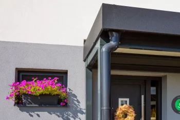 Elegantná atika prístrešku s čistými líniami dotvára moderný vzhľad.