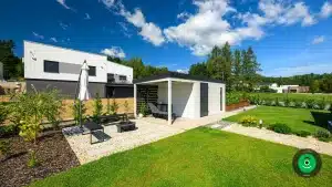 Malý prístrešok pri záhradnom domčeku, dokonalé miesto pre popoludňajší oddych